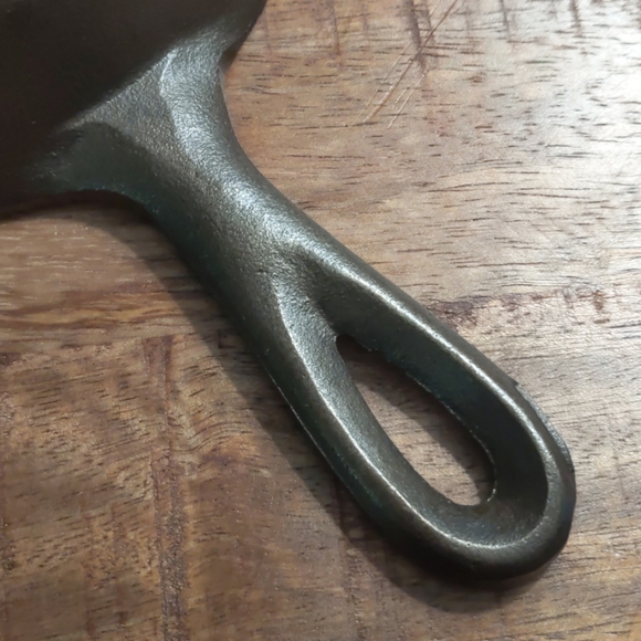 Vintage Unmarked Lodge Cast Iron Skillet, #3 - Picture 9 of 11